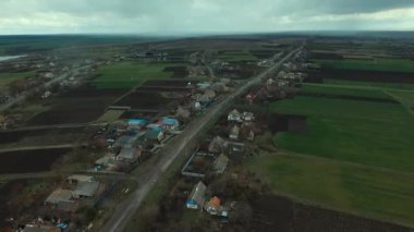 Tarım alanı, bir köy Ukrayna'nın, Bahar gelir. Yolun alanlar arasında. Bahar köyde. Bereketli topraklar en iyi görünümü. Kırsal görünümü