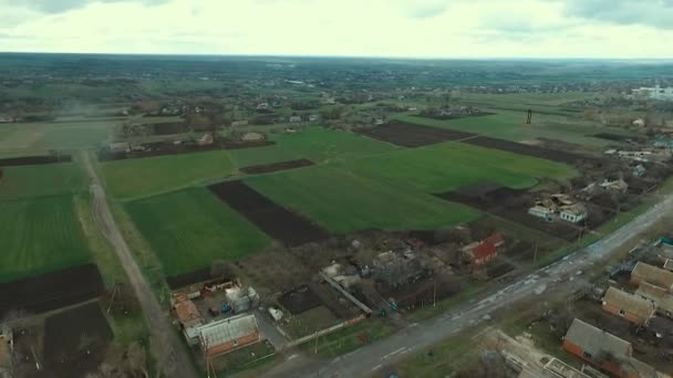 Champ agricole, un village en Ukraine, le printemps arrive. La route entre les champs. village au printemps. Vue de dessus des sols fertiles. Vue campagne 
