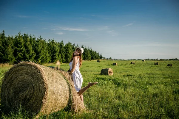 Menina Bonita Está Descansando Depois Trabalho Rapariga Campo Com Feno — Fotografia de Stock