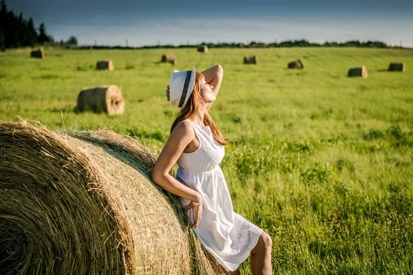 Schöne Mädchen Ruht Nach Der Arbeit Mädchen Auf Dem Feld — Stockfoto