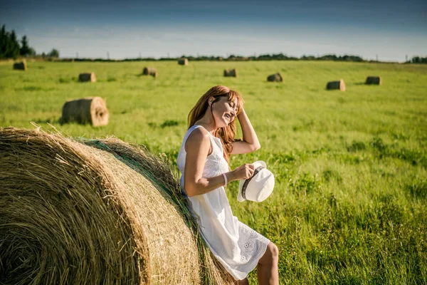 Hermosa Chica Está Descansando Después Del Trabajo Chica Campo Con — Foto de Stock