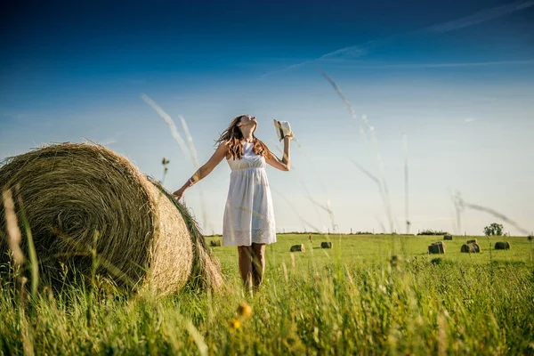 Schöne Mädchen Ruht Nach Der Arbeit Mädchen Auf Dem Feld — Stockfoto