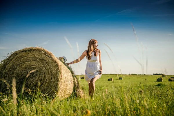 Hermosa Chica Está Descansando Después Del Trabajo Chica Campo Con — Foto de Stock