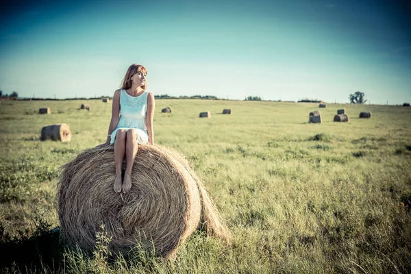 Schöne Mädchen Ruht Nach Der Arbeit Mädchen Auf Dem Feld — Stockfoto