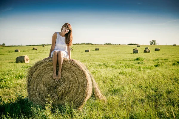 Hermosa Chica Está Descansando Después Del Trabajo Chica Campo Con — Foto de Stock