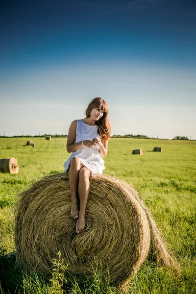 Schöne Mädchen Ruht Nach Der Arbeit Mädchen Auf Dem Feld — Stockfoto