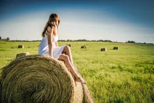 Hermosa Chica Está Descansando Después Del Trabajo Chica Campo Con — Foto de Stock