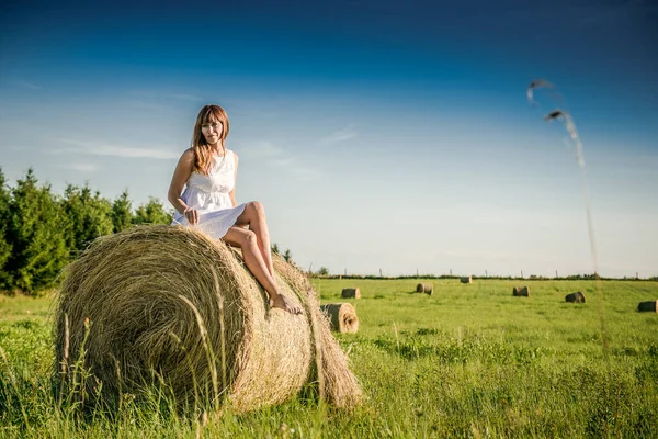 Schöne Mädchen Ruht Nach Der Arbeit Mädchen Auf Dem Feld — Stockfoto