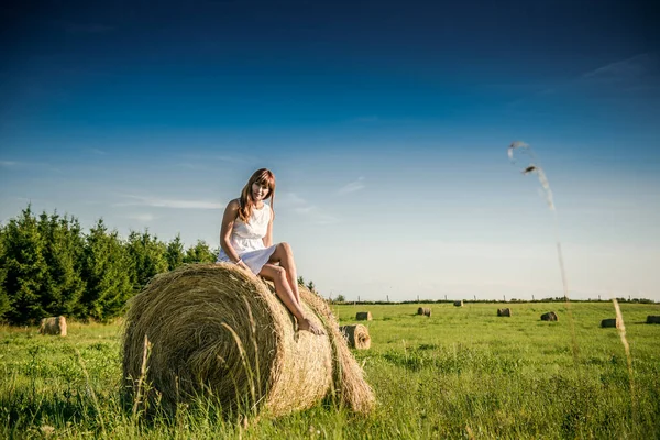 Schöne Mädchen Ruht Nach Der Arbeit Mädchen Auf Dem Feld — Stockfoto