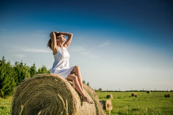 Hermosa Chica Está Descansando Después Del Trabajo Chica Campo Con — Foto de Stock