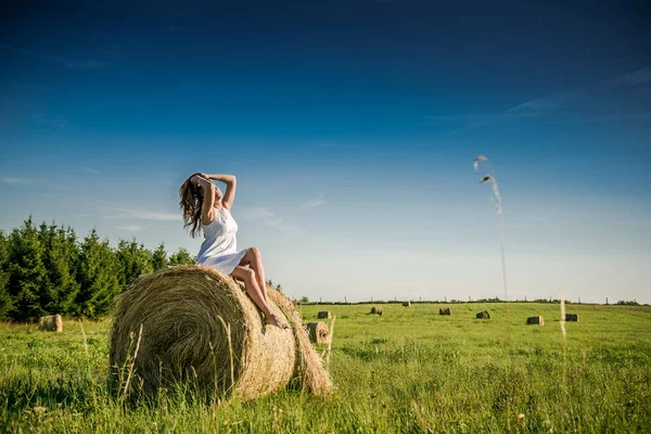 Schöne Mädchen Ruht Nach Der Arbeit Mädchen Auf Dem Feld — Stockfoto