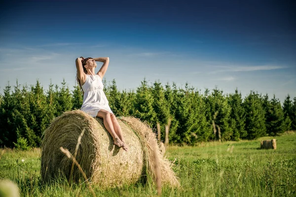 Hermosa Chica Está Descansando Después Del Trabajo Chica Campo Con — Foto de Stock