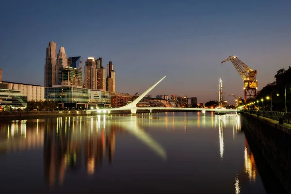 Argentina, Buenos Aires, Puente de la Mujer. Tomado durante o pôr do sol — Fotografia de Stock