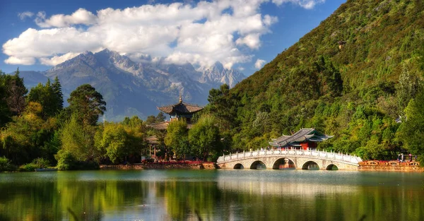 Lijiang Yulong Snow Mountain — Fotografia de Stock