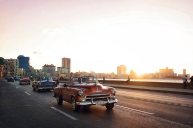 Havana eski model araba Havana'da yolda