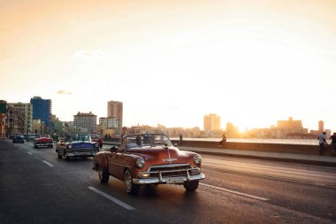 Havana eski model araba Havana'da yolda