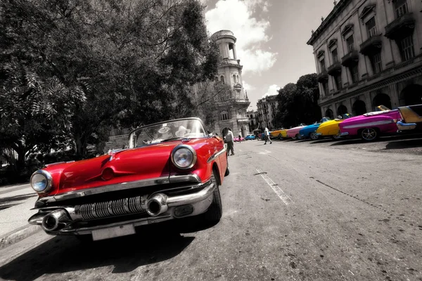 Havana eski model araba Havana'da yolda