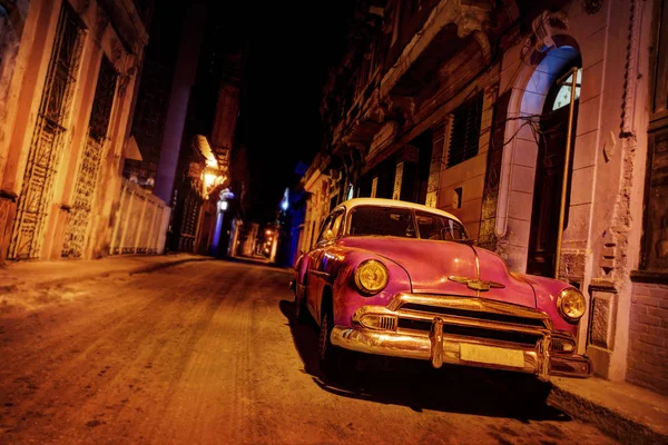 Havana Vintage auto na silnici v Havaně — Stock fotografie