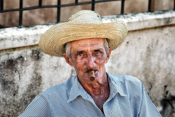 Viejo cubano con cigarro —  Fotos de Stock