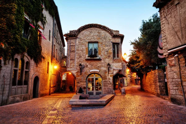 Cite de Carcassonne, Francia, pequeños callejones al atardecer . — Foto de Stock