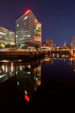 Hafencity, Hamburg, Almanya geceleri Spiegel binada. Alınan 