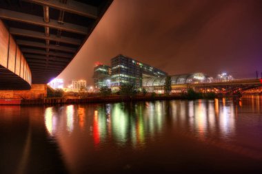 Berlin merkezi tren istasyonunda gece
