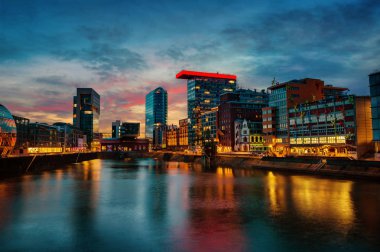MedienHafen Düsseldorf gece, Almanya