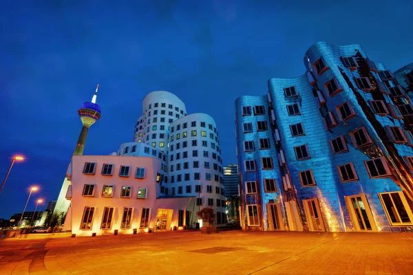 Medienhafen dusseldorf bei nacht, deutschland — Stockfoto