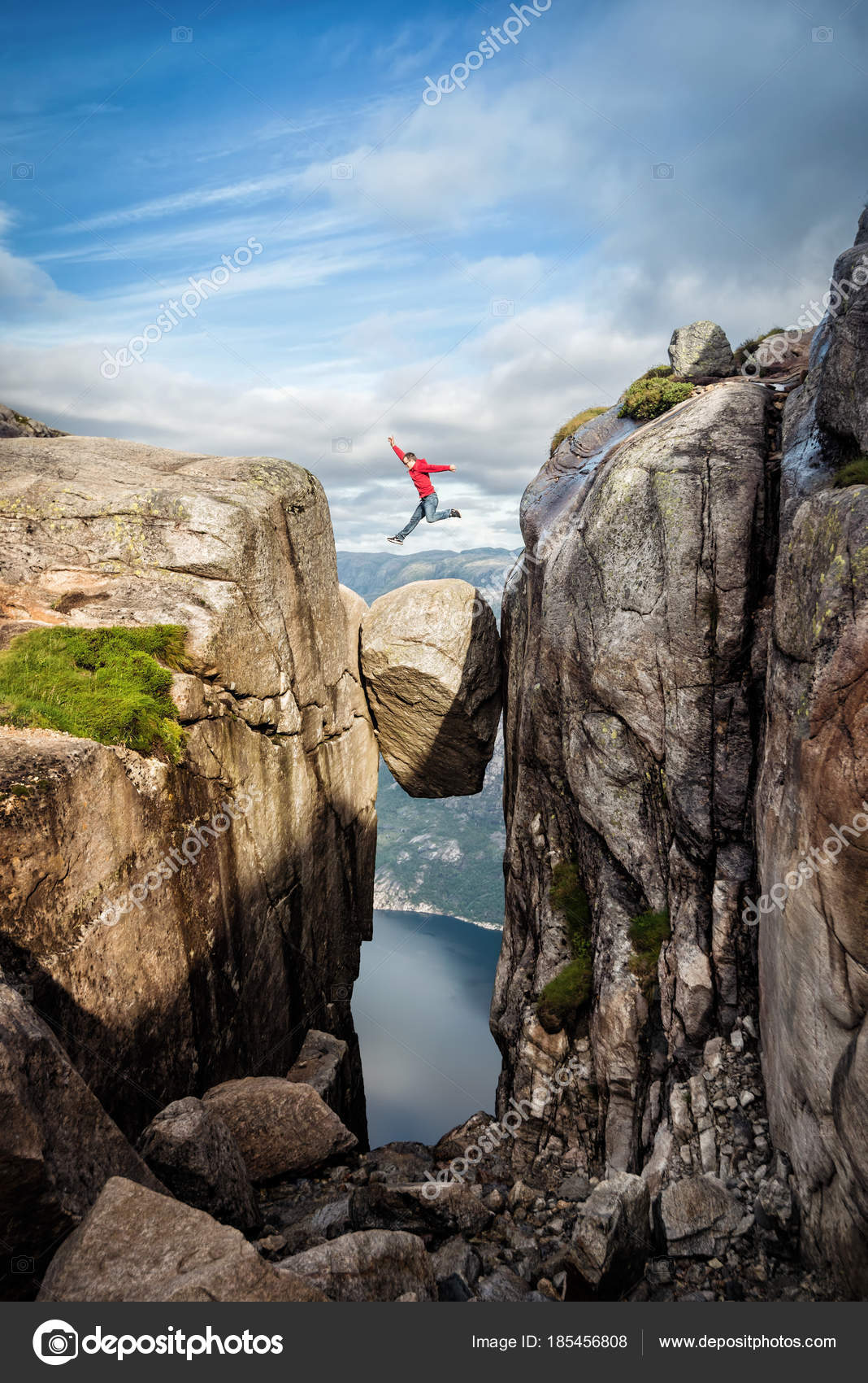 Norwegischer Kjeragbolten-Sprung - Stockfotografie ...