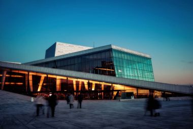 Oslo Opera Binası kaldırım üzerinden