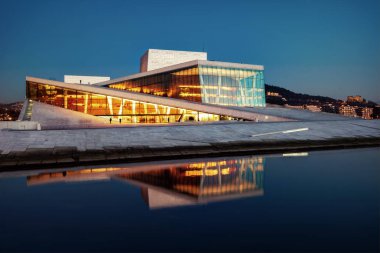 Oslo Opera Binası kaldırım üzerinden