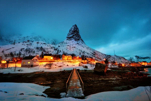 Una noche nevada en Reine — Foto de Stock