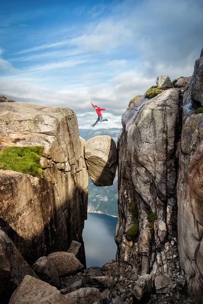 Norvegia Kjeragbolten Jump — Foto Stock