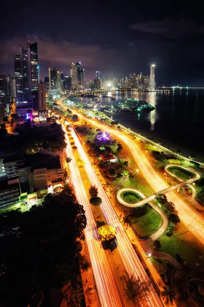 夜のスカイラインでパナマ シティ プロムナード — ストック写真