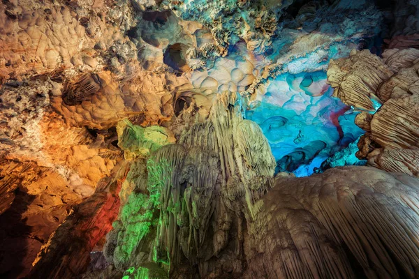 Ha Long Bay grotten Vietnam — Stockfoto