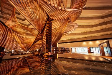 Parlak otel lobisinde