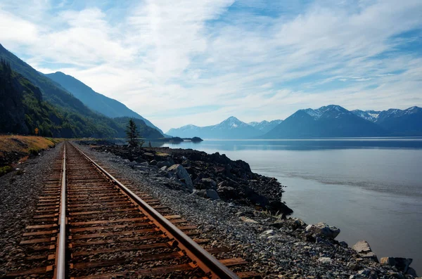 水によってアラスカ鉄道トラック — ストック写真