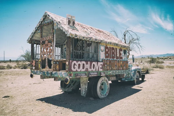 Ниленд, Калифорния - 26 июня 2016: Salvation Mountain California — стоковое фото