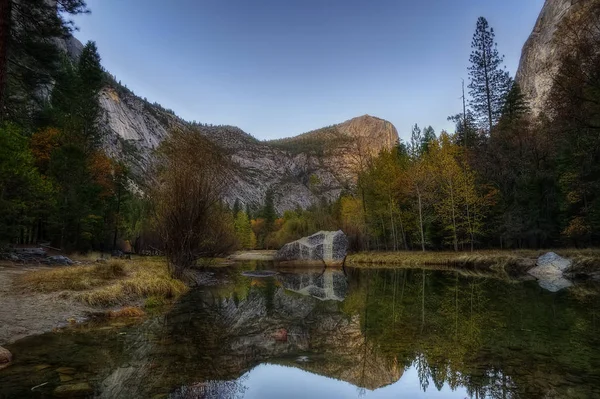 Lago de reflexão de Yosemite — Fotografia de Stock