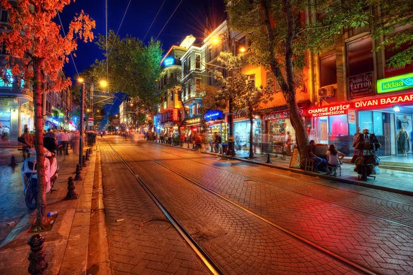Уличный рынок в Турции ночью — стоковое фото