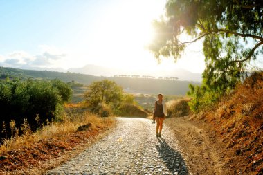 gün batımına doğru yürüyüş