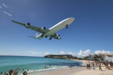 Maho Beach, Sint Maarten - 20 Ekim 2016: Plan uçan düşük