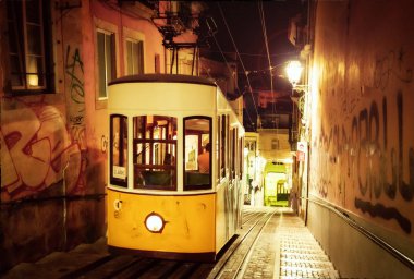 Lisboa sokak araba