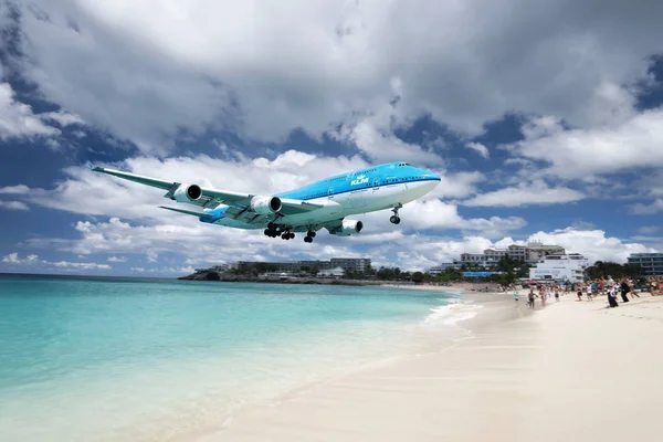 Maho Beach, Sint Maarten - 20 de outubro de 2016: Plano de voo baixo — Fotografia de Stock