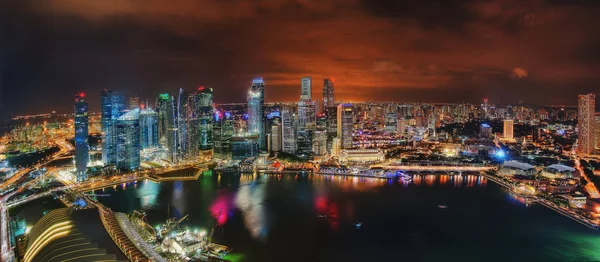 Horizonte singapurense por la noche — Foto de Stock