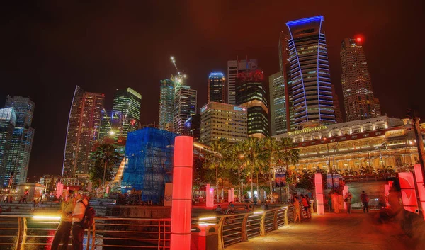 Ουρανοξύστης Σιγκαπούρης τη νύχτα — Φωτογραφία Αρχείου
