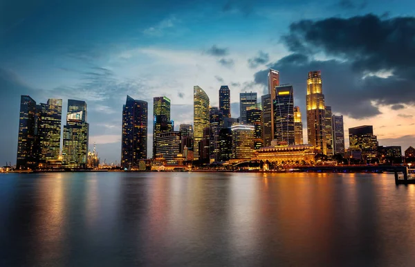 Ουρανοξύστης Σιγκαπούρης τη νύχτα — Φωτογραφία Αρχείου