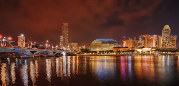 Singapore skyline à noite — Fotografia de Stock