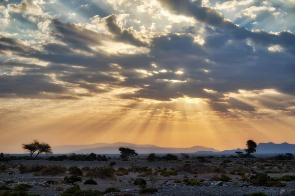 Slunce prolomit i když mraky v Ománu — Stock fotografie