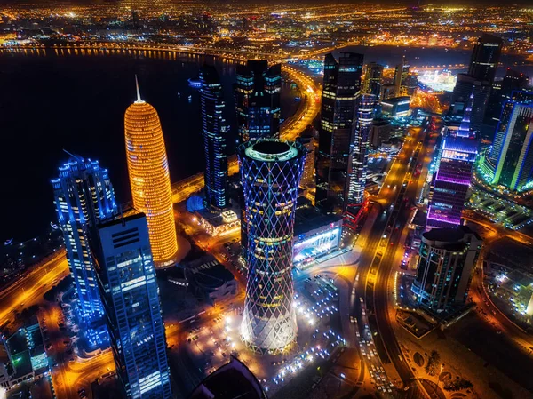 O horizonte de Doha à noite, Qatar — Fotografia de Stock